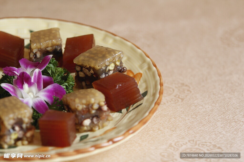 精致糕点摆盘中