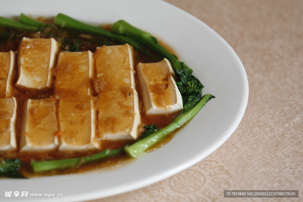 白盘上的美味酱汁豆腐