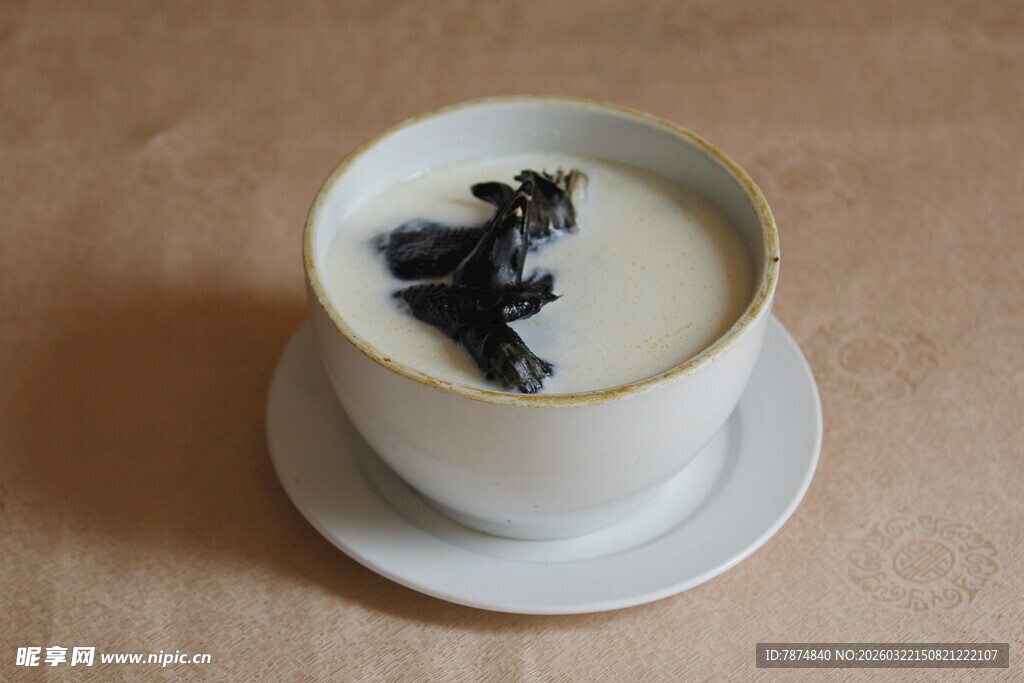杯中黑猫造型的咖啡拉花