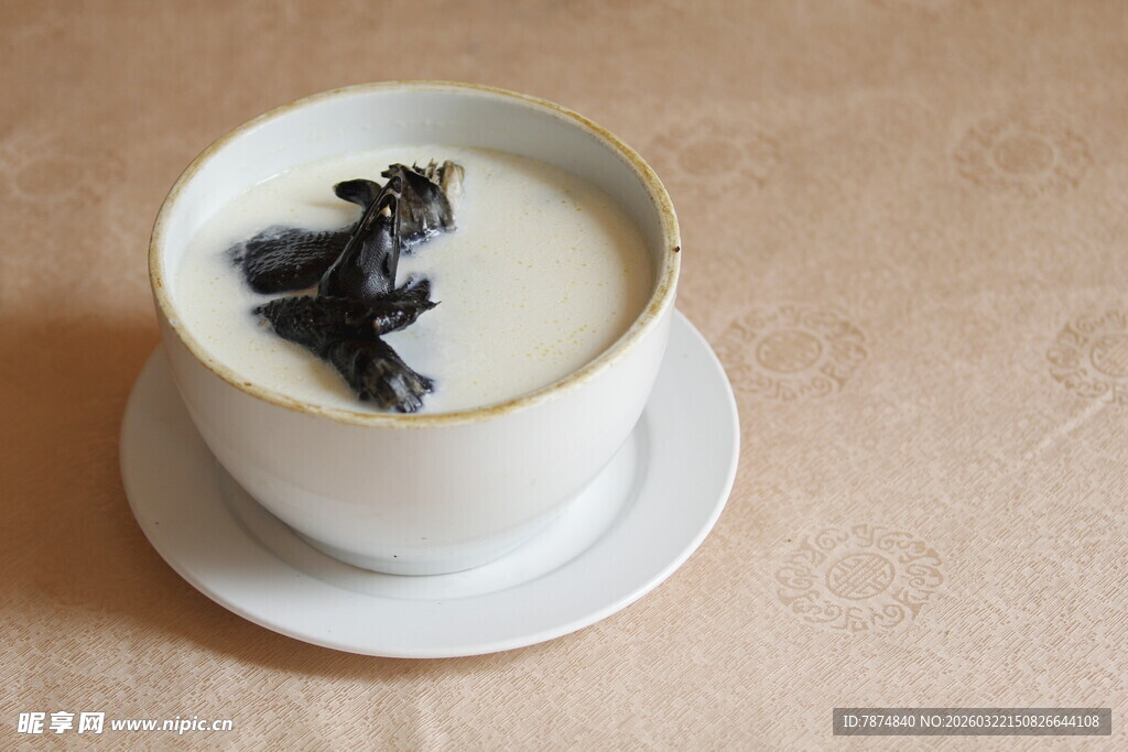 杯中牛奶配黑色食材