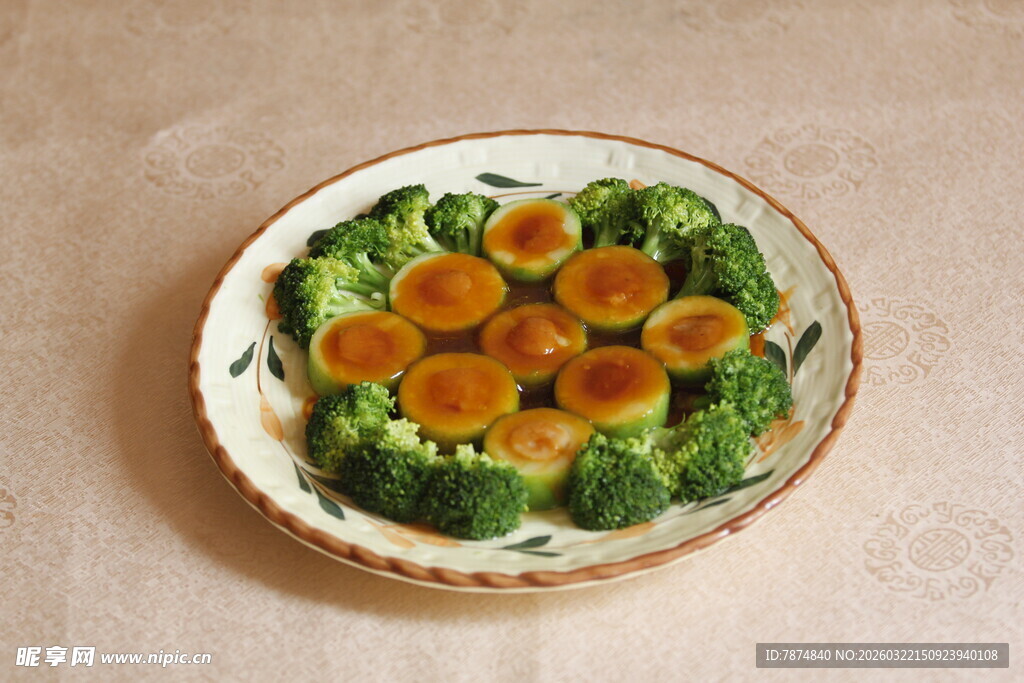 西兰花配胡萝卜摆盘