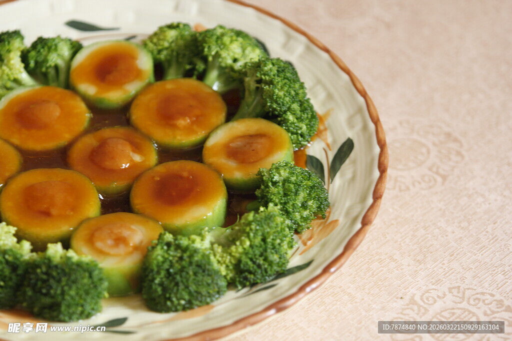 西兰花配南瓜圈美食摆盘