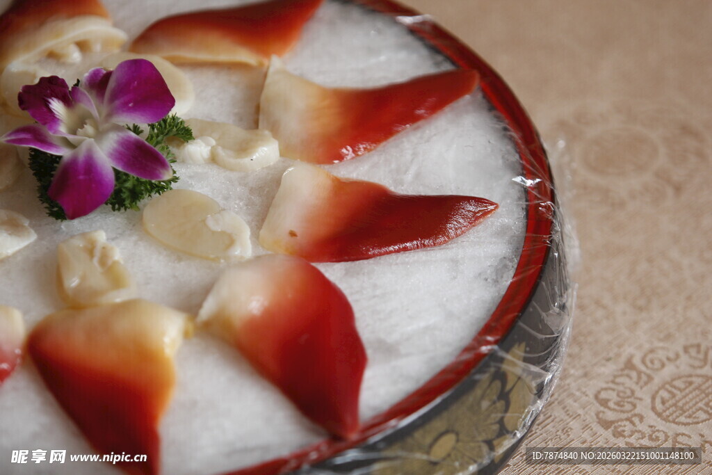 精致摆盘的海螺肉