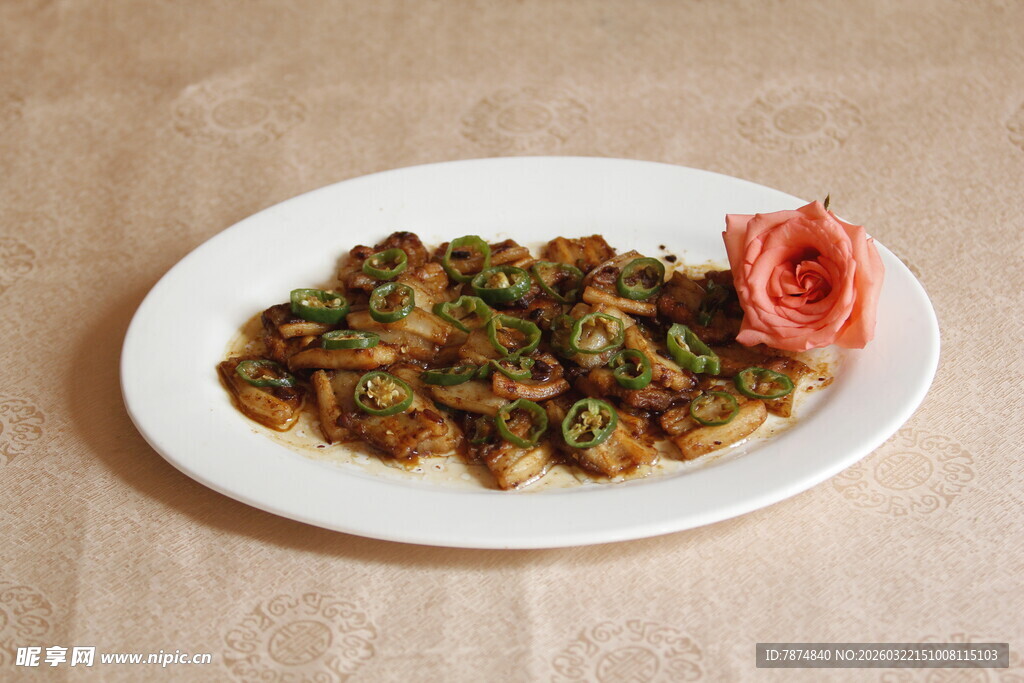 美味青椒炒肉摆花饰