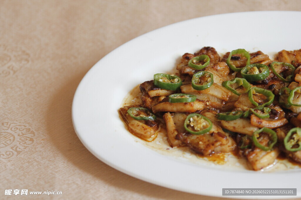 美味炒蘑菇配青葱