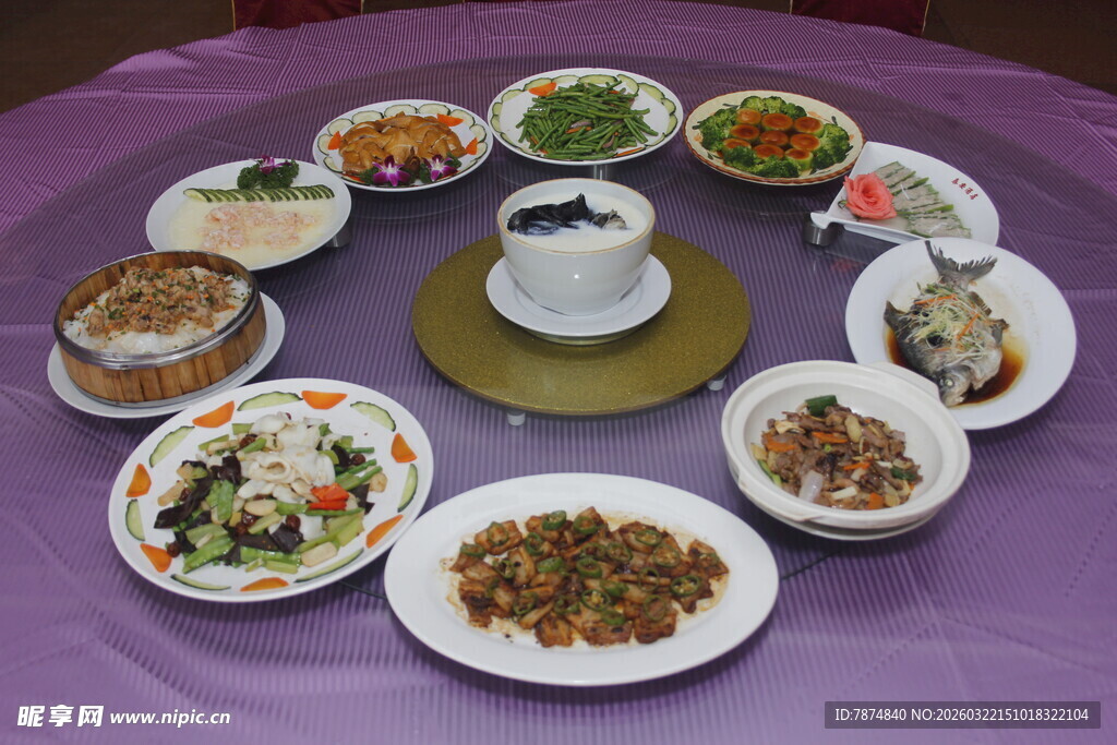 丰盛中式菜肴摆桌