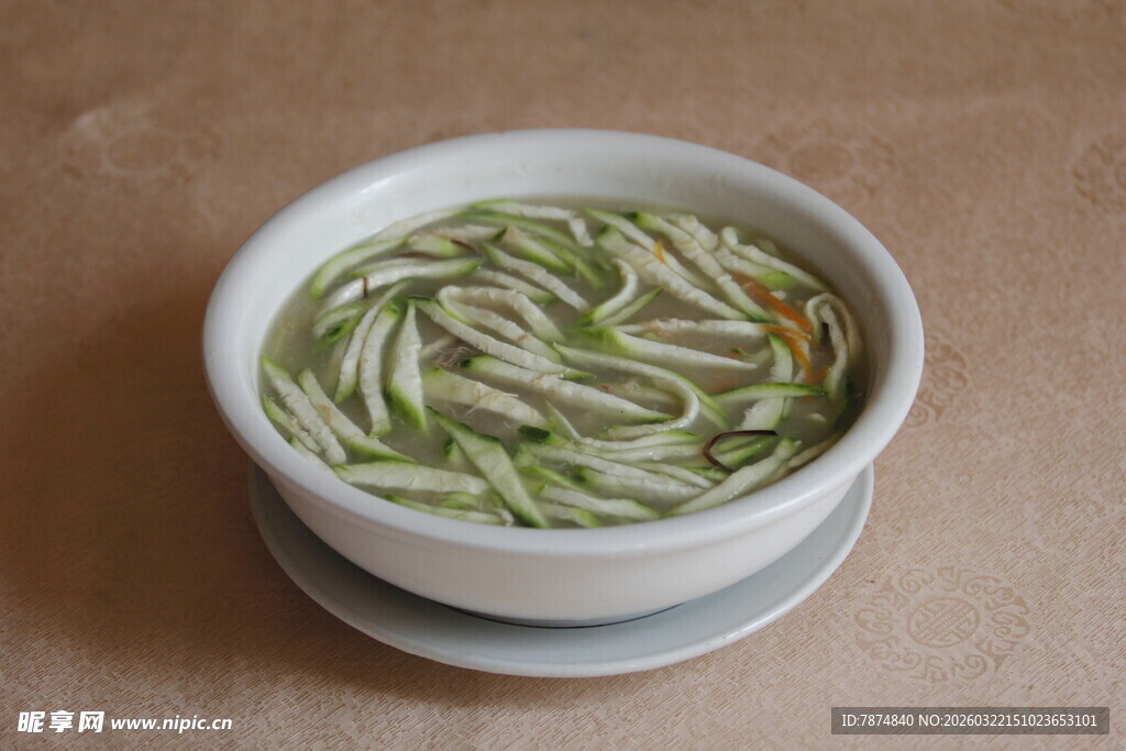 一碗清新绿色蔬菜面条