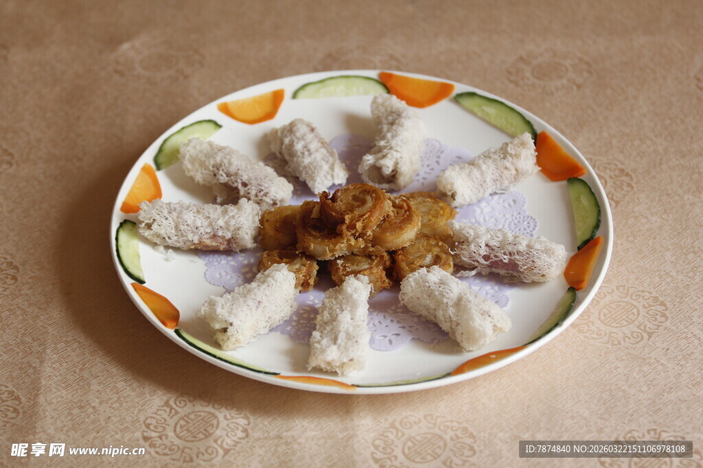 美味特色糕点摆放在盘中