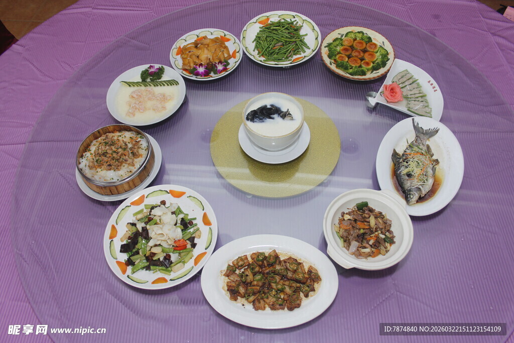 丰盛中式菜肴摆成圆形