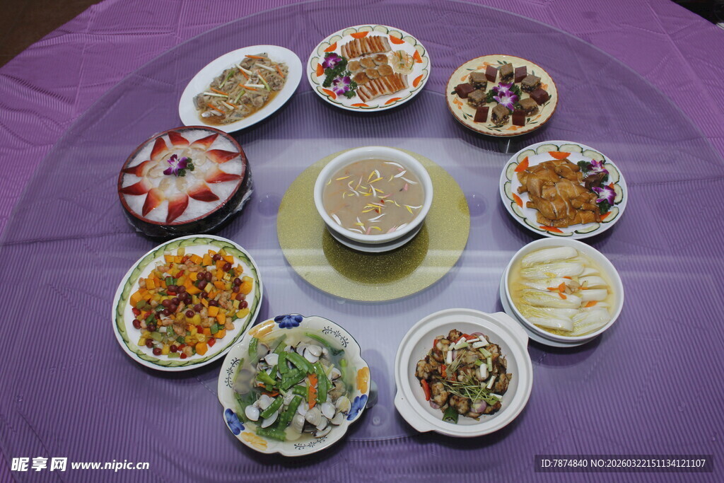 丰盛多样的中式菜肴拼盘