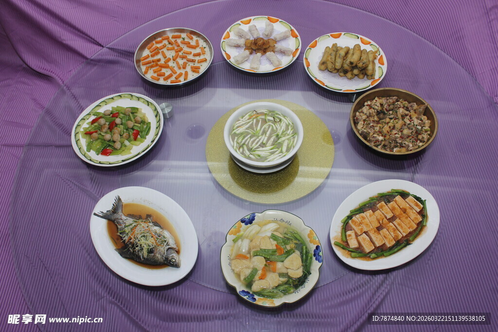 丰盛中式菜肴摆盘展示