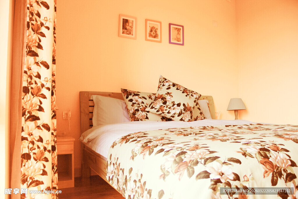 温馨卧室 花卉图案床品