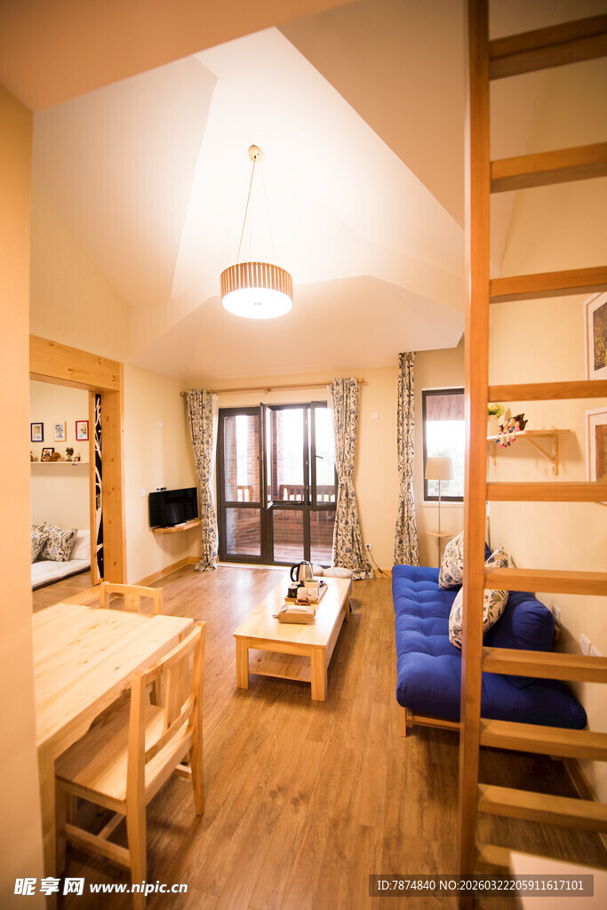 温馨日式风格客厅与阁楼