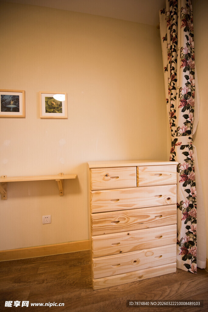 简约木质储物柜家居一角