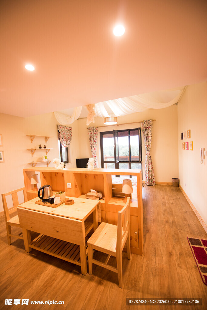 温馨木质餐厅室内场景