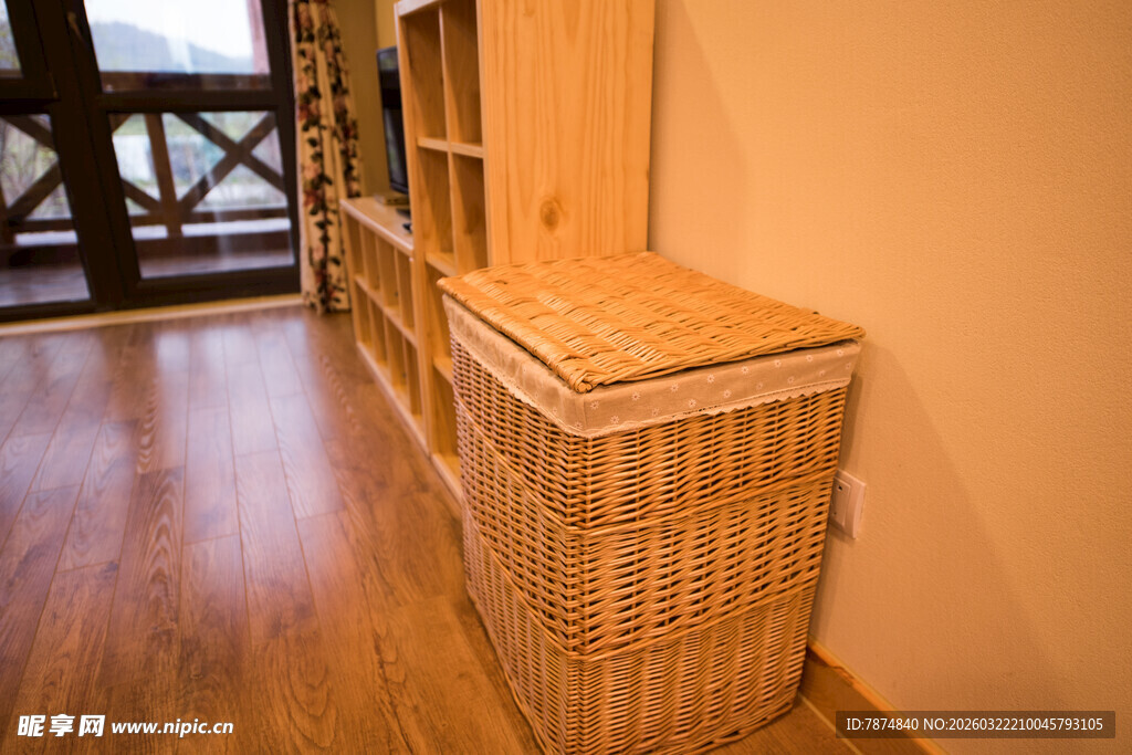 室内木质地板旁的藤编柜
