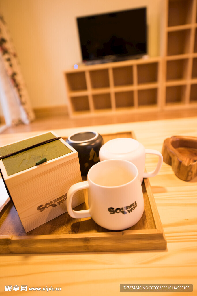 温馨木质风早餐托盘场景