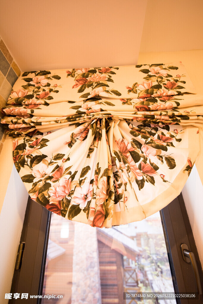 花卉图案窗帘装点温馨空间