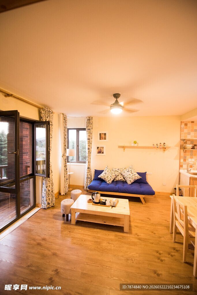 温馨明亮的居家客厅空间