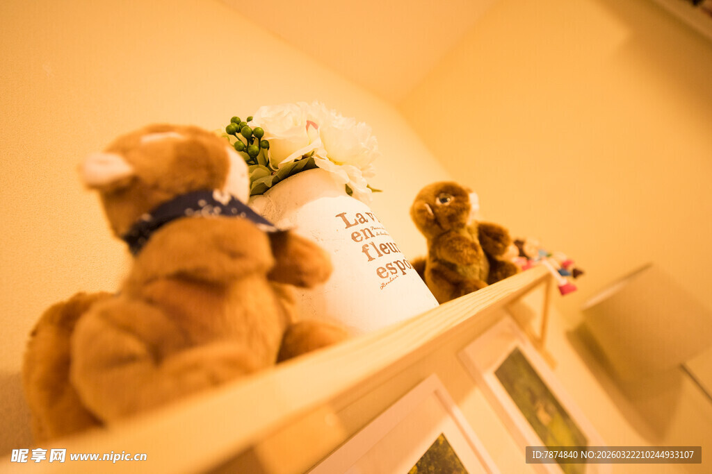 架子上的可爱毛绒玩具