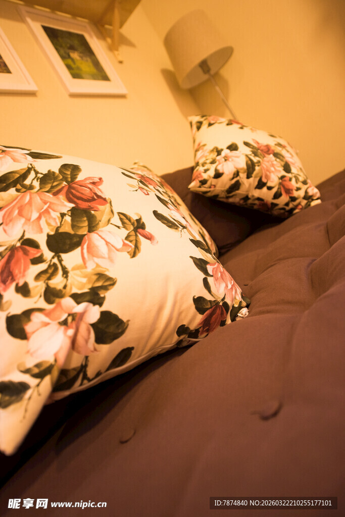 花卉图案抱枕装点温馨床