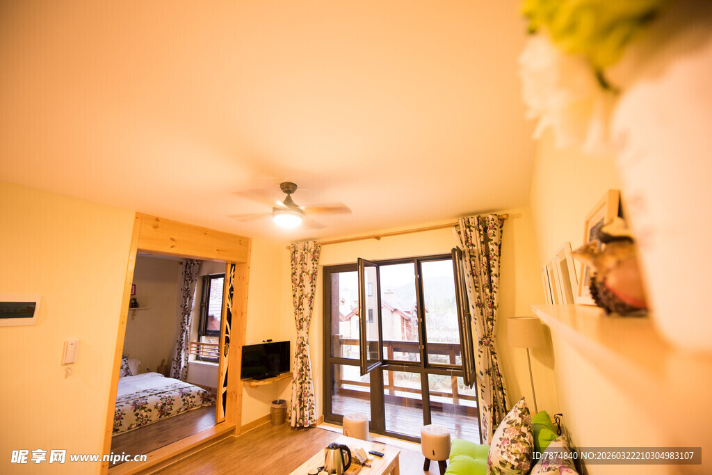 温馨明亮的居家客厅空间