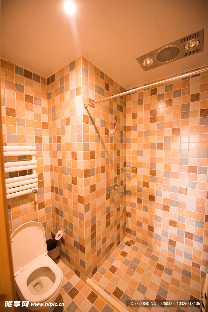 多彩瓷砖装饰的温馨浴室