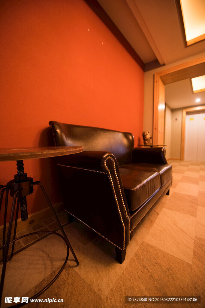 温馨橙色系室内沙发场景