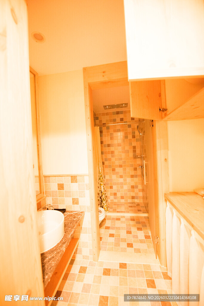 温馨暖色调浴室内部空间