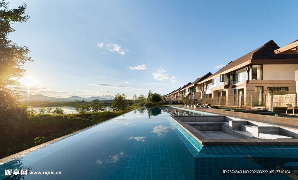 湖畔奢华度假别墅泳池