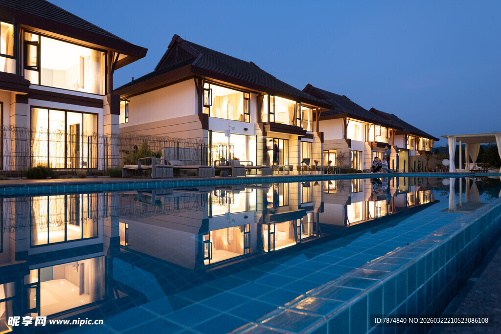 海滨别墅旁的静谧泳池