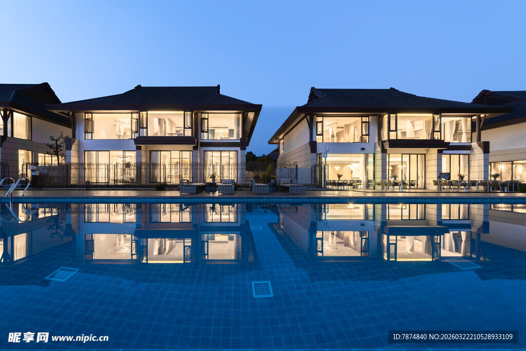 豪华度假别墅与泳池美景