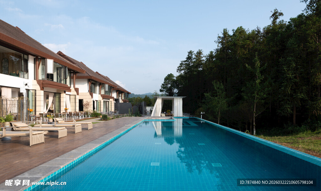 度假别墅旁的蓝色泳池