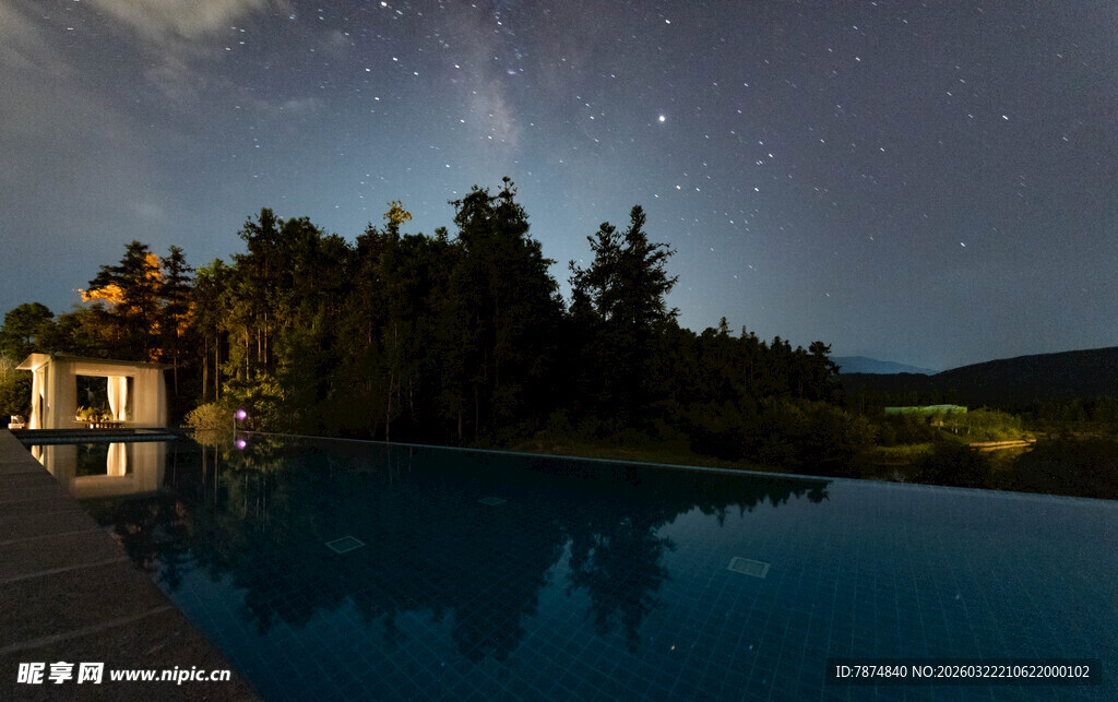 湖畔泳池夜景星空美如画