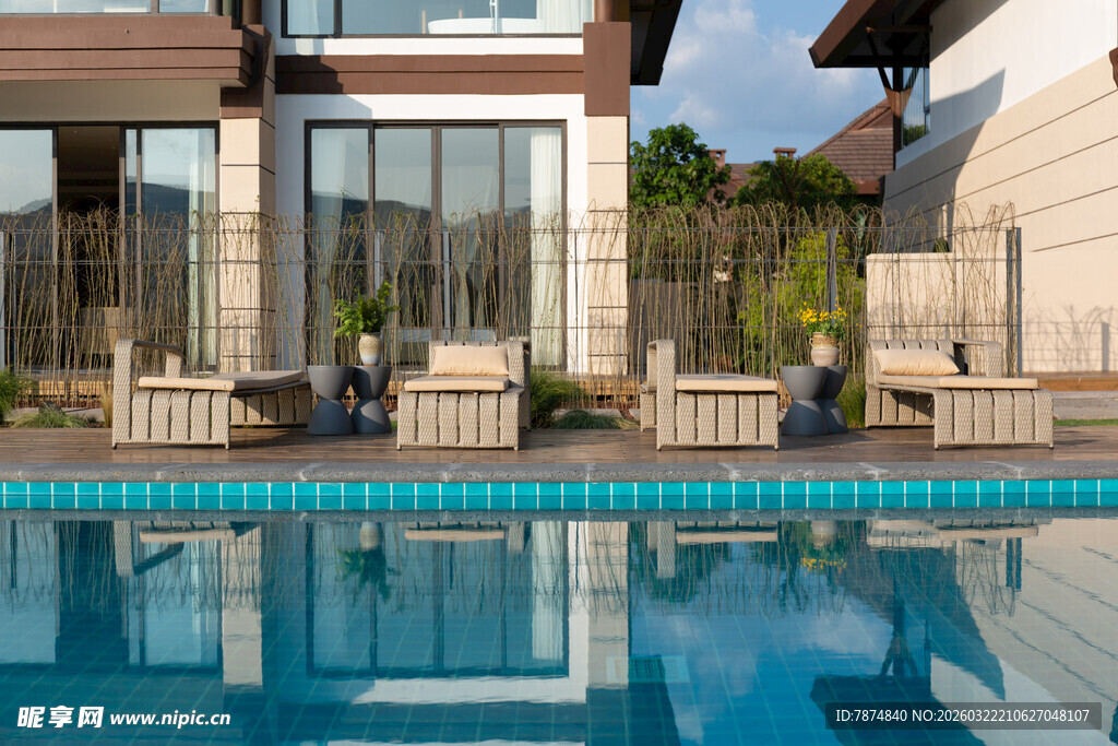 豪华别墅旁的清澈泳池