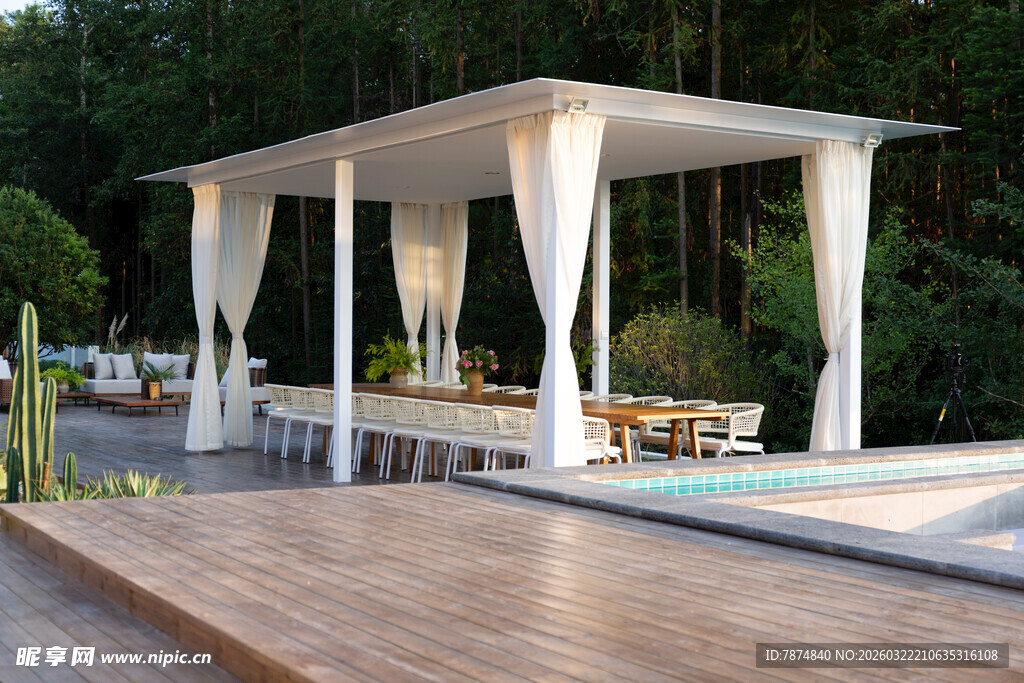 户外木质凉亭休闲场景