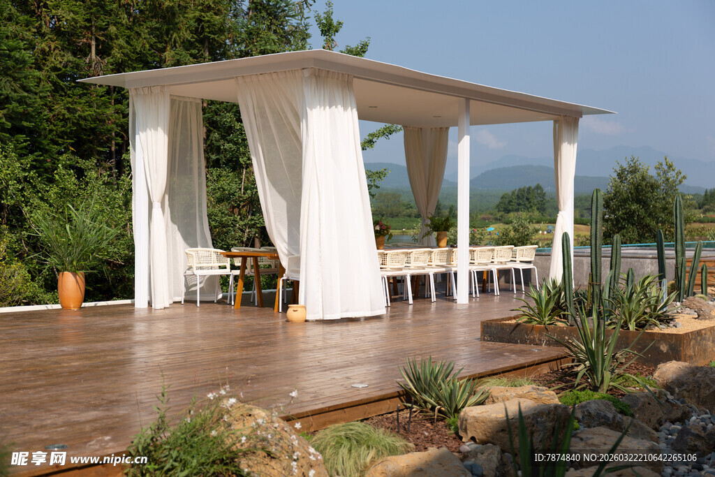 户外白色凉亭木质平台景观