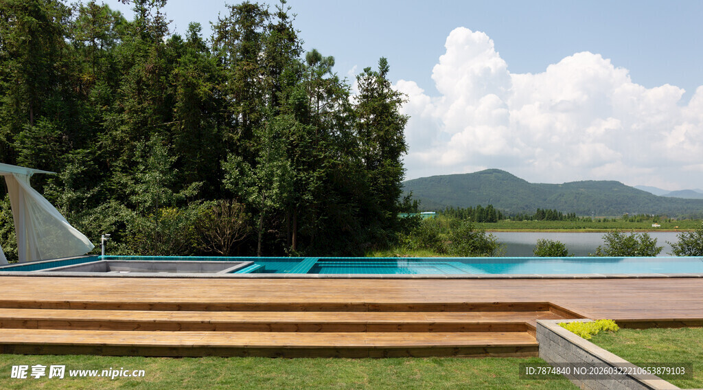 湖畔木质露台与清新自然景