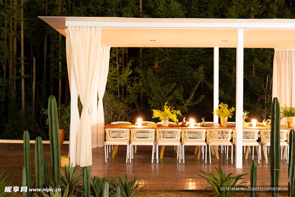 户外浪漫白色宴会场景