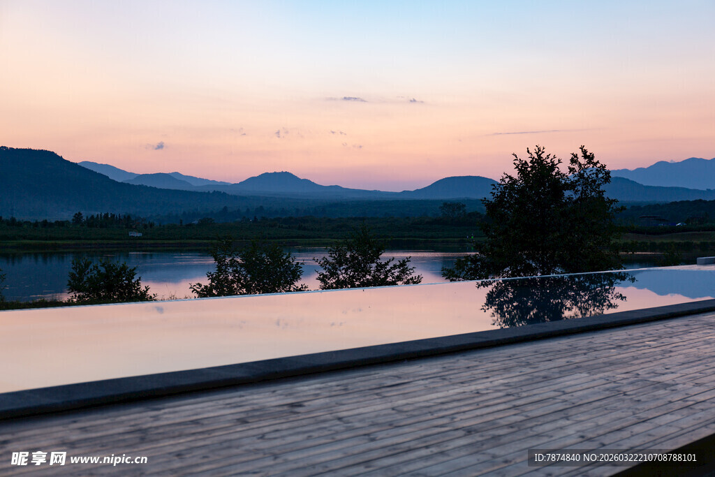 夕阳下的山水泳池美景