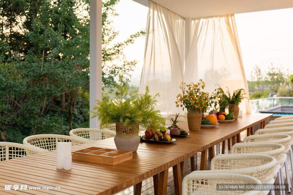 户外精致长桌宴会布置