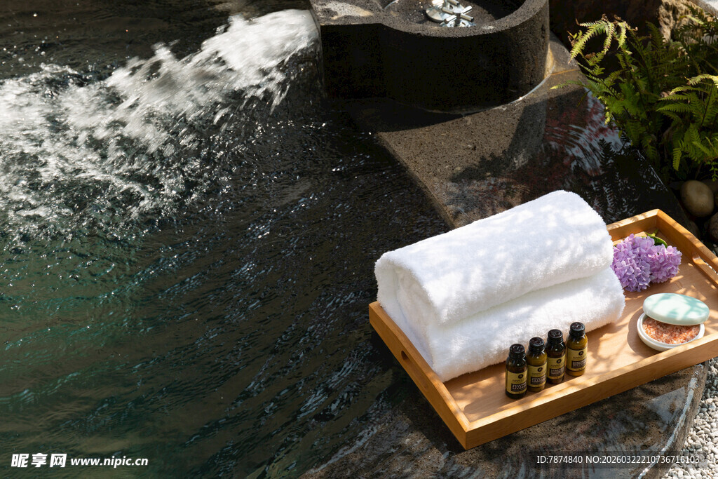 户外水畔的精致水疗用品