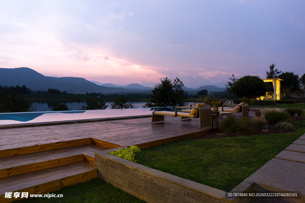 黄昏下的户外休闲景观