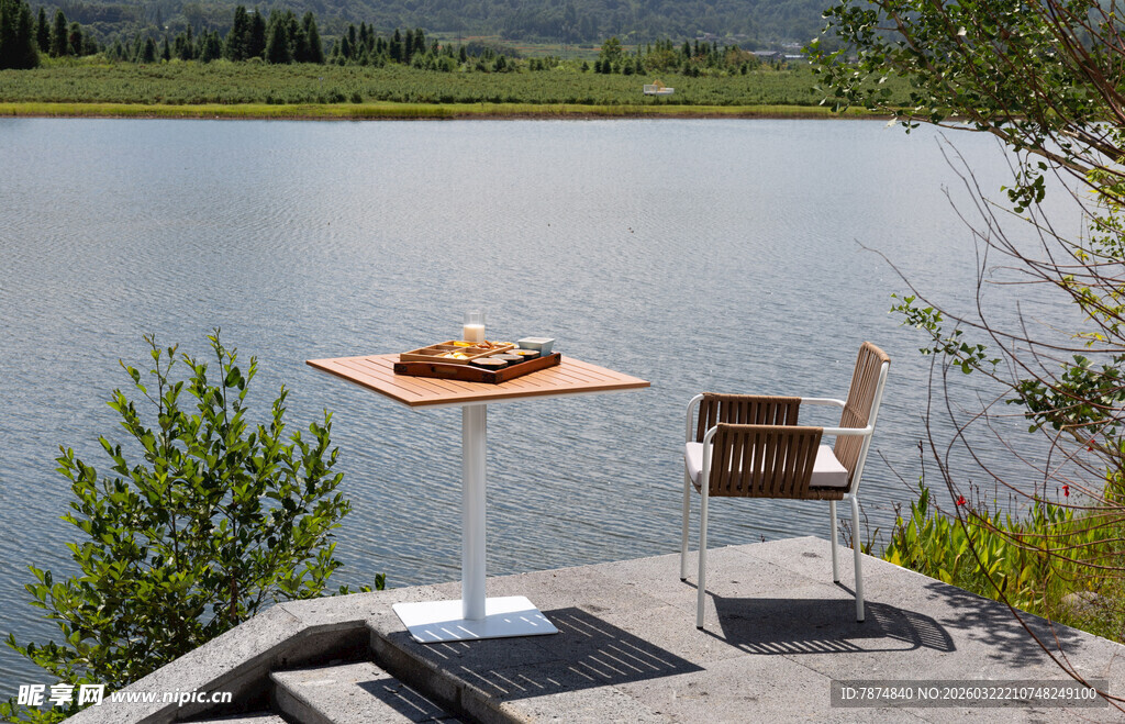 湖畔户外休闲桌椅观景处