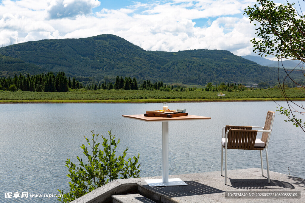湖畔桌椅享自然美景