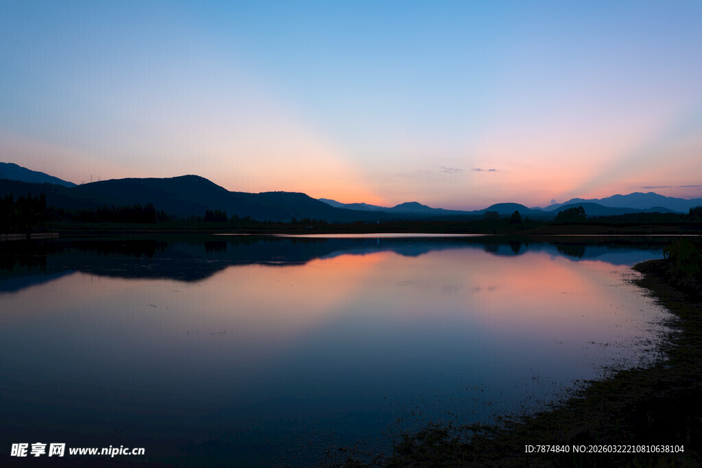湖畔日出美景