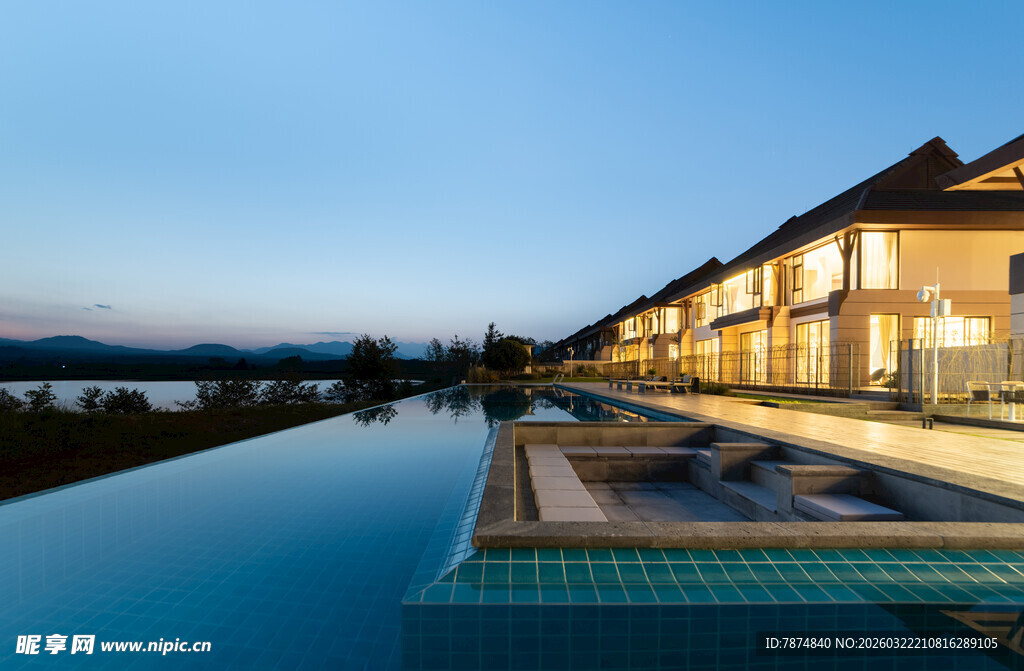 奢华湖畔别墅泳池景观