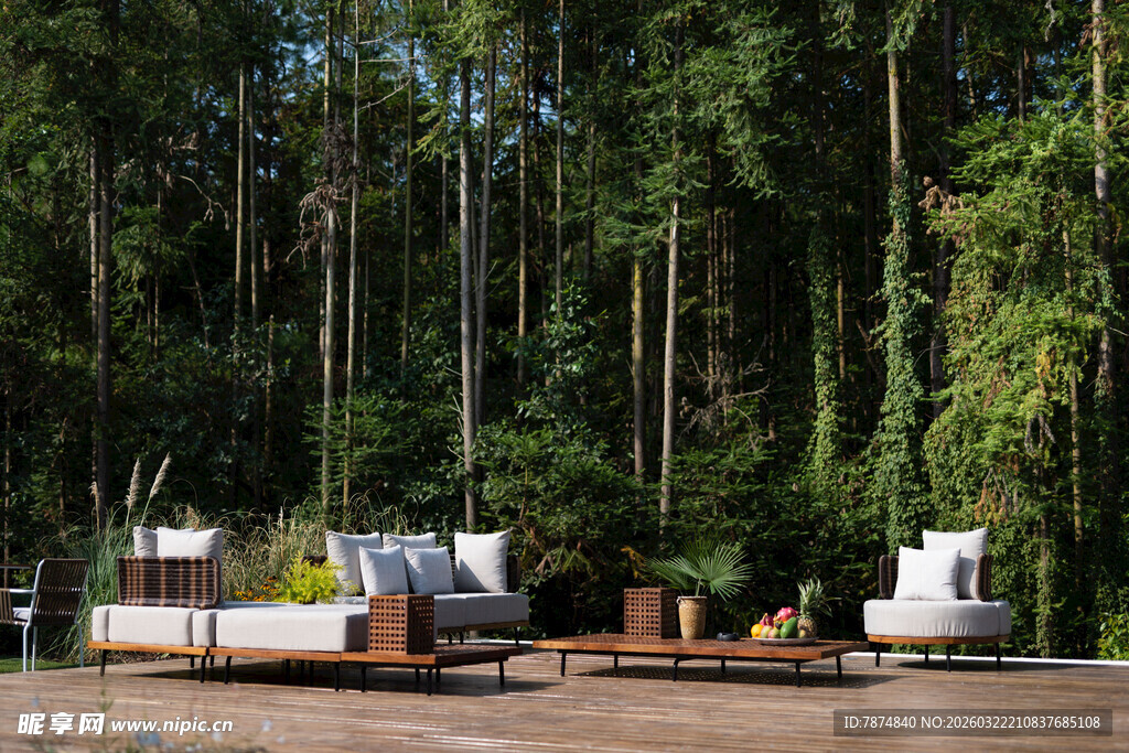 林间户外休闲桌椅场景