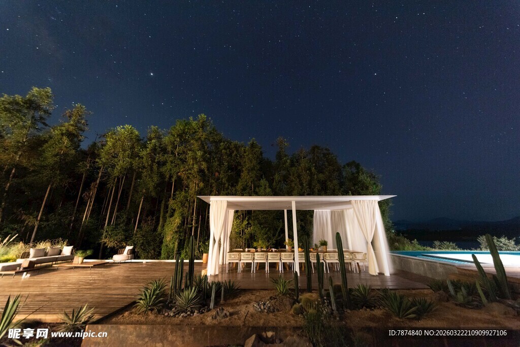 夜晚沙滩上的白色凉亭