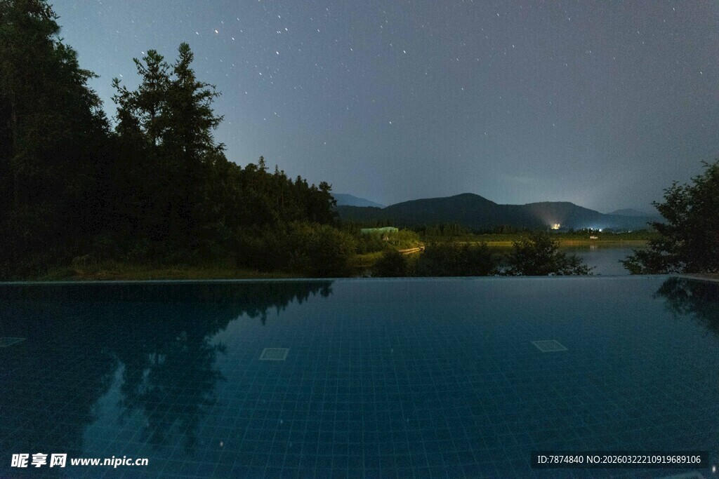 夜幕下静谧的泳池与山林